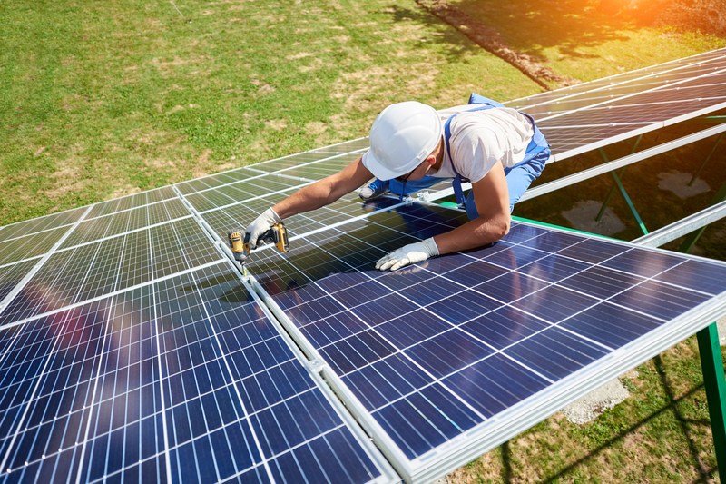 Bani de la stat pentru panouri fotovoltaice, baterii de stocare a energiei, pompe de căldură și termopane / Pentru ce mai putem accesa fonduri de la AFM