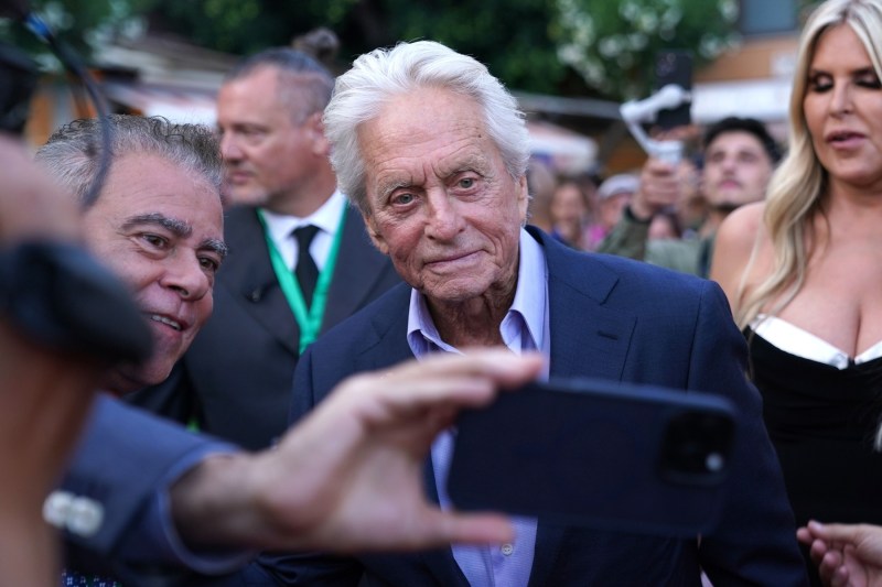 Michael Douglas spune la 80 de ani că lumea trece prin „cel mai rău moment” de care își poate aminti și dezvăluie cea mai mare dezamăgire a sa